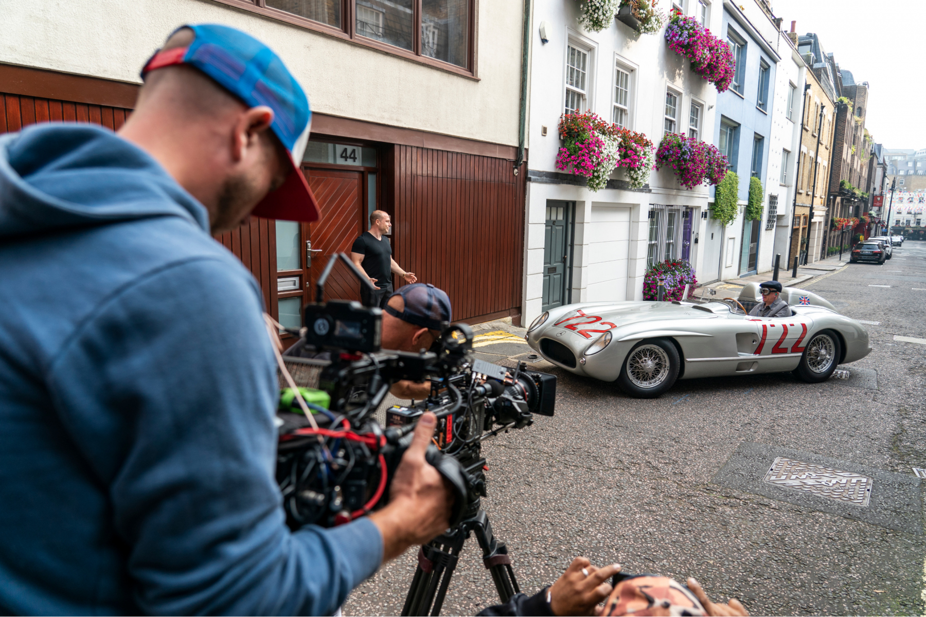 Mercedes-Benz 300 SLR “722” (W 196 S). Filming with the racing sports car for the short film “The Last Blast”, end of September 2021. With this film, Mercedes-Benz Classic honored the life of Sir Stirling Moss, who died on 12 April 2020 at the age of 90. The unique drive through London ended in Mayfair at the Moss’ family home. At the door: Elliot Moss, Stirling’s son. The racing driver and his co-driver Denis Jenkinson won the 1955 Mille Miglia with this car. Driving scene.